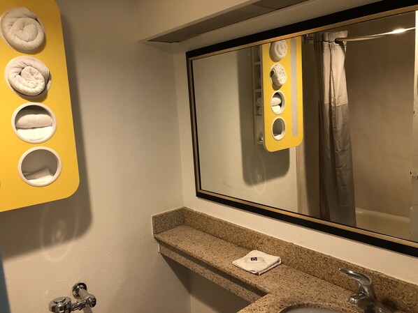 淋浴/盆浴组合、吹风机、毛巾