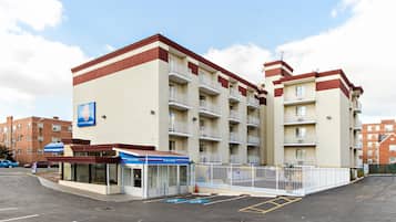 Vista frontal de la propiedad