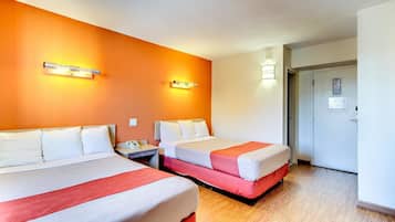 خزنة داخل الغرفة ومساحة عمل للكمبيوتر المحمول وستائر تعتيم ومكواة/لوح كي