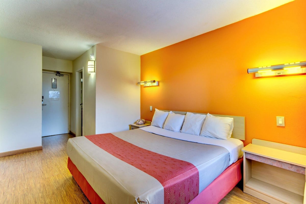 In-room safe, laptop workspace, blackout drapes, iron/ironing board