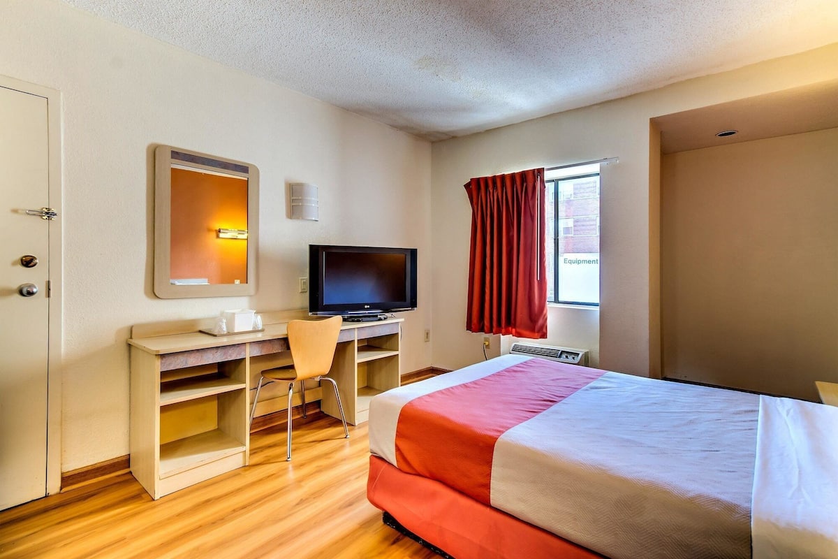 In-room safe, laptop workspace, blackout drapes, iron/ironing board