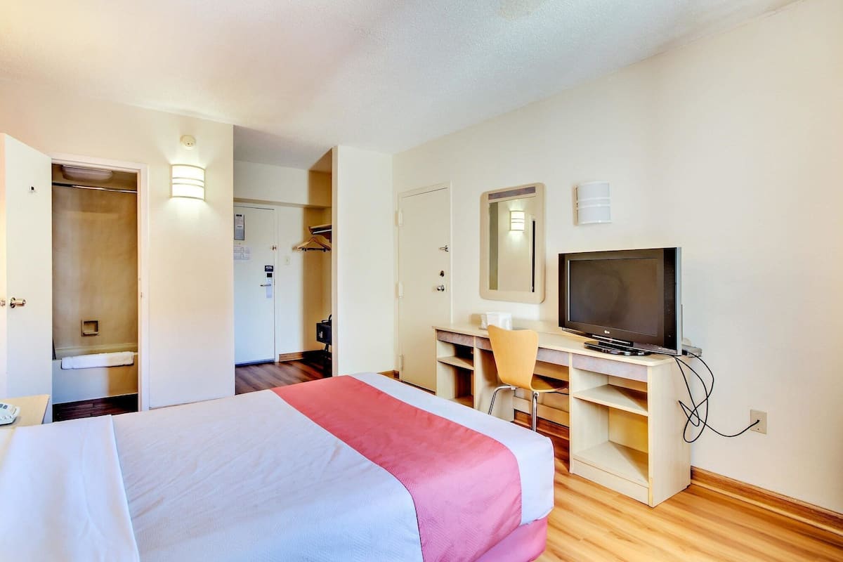 In-room safe, laptop workspace, blackout drapes, iron/ironing board