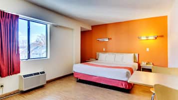 Caja de seguridad en la habitación y espacio para trabajar con laptop