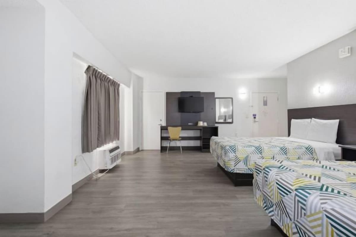 In-room safe, laptop workspace, blackout drapes