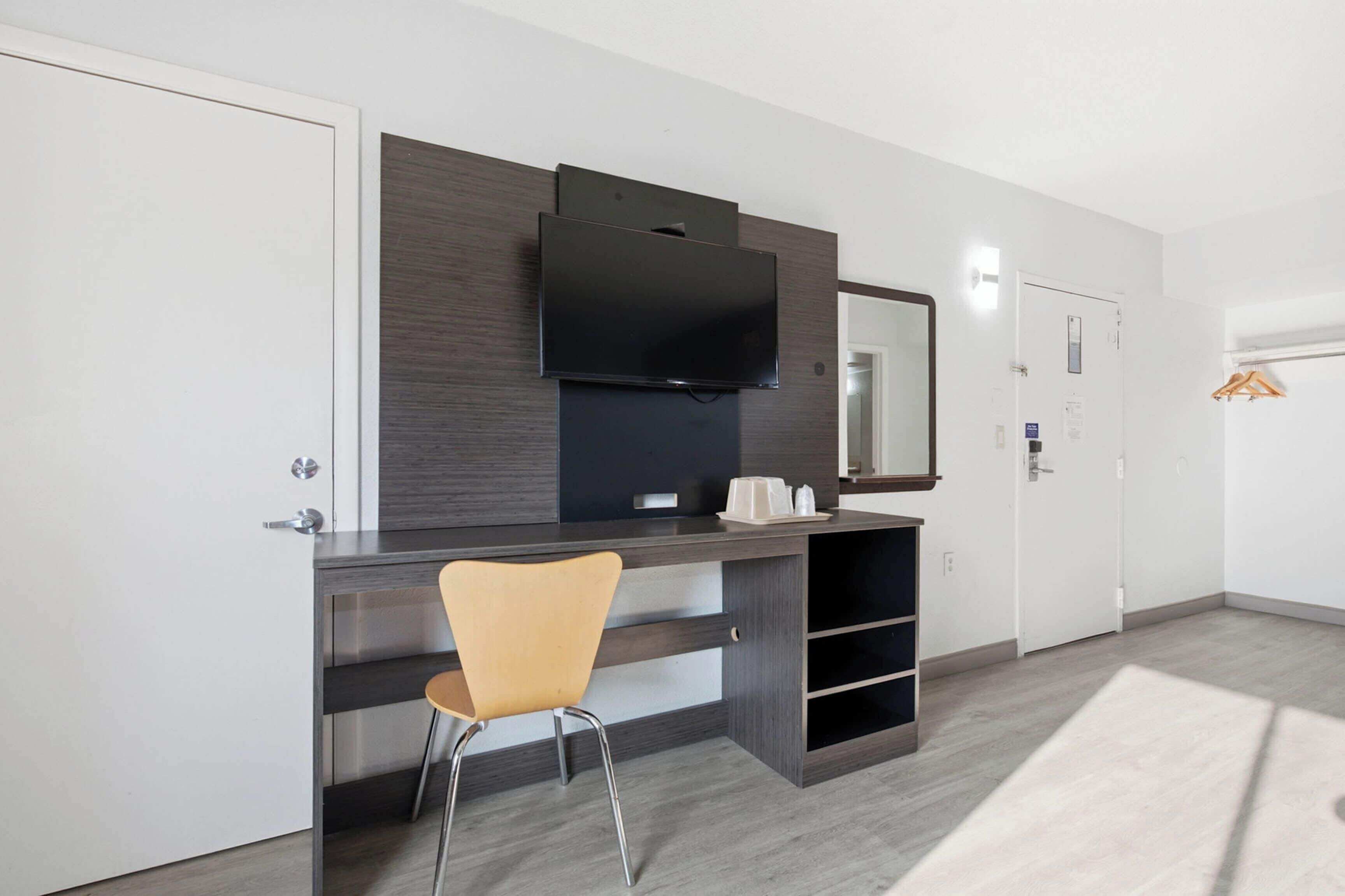 In-room safe, laptop workspace, blackout curtains