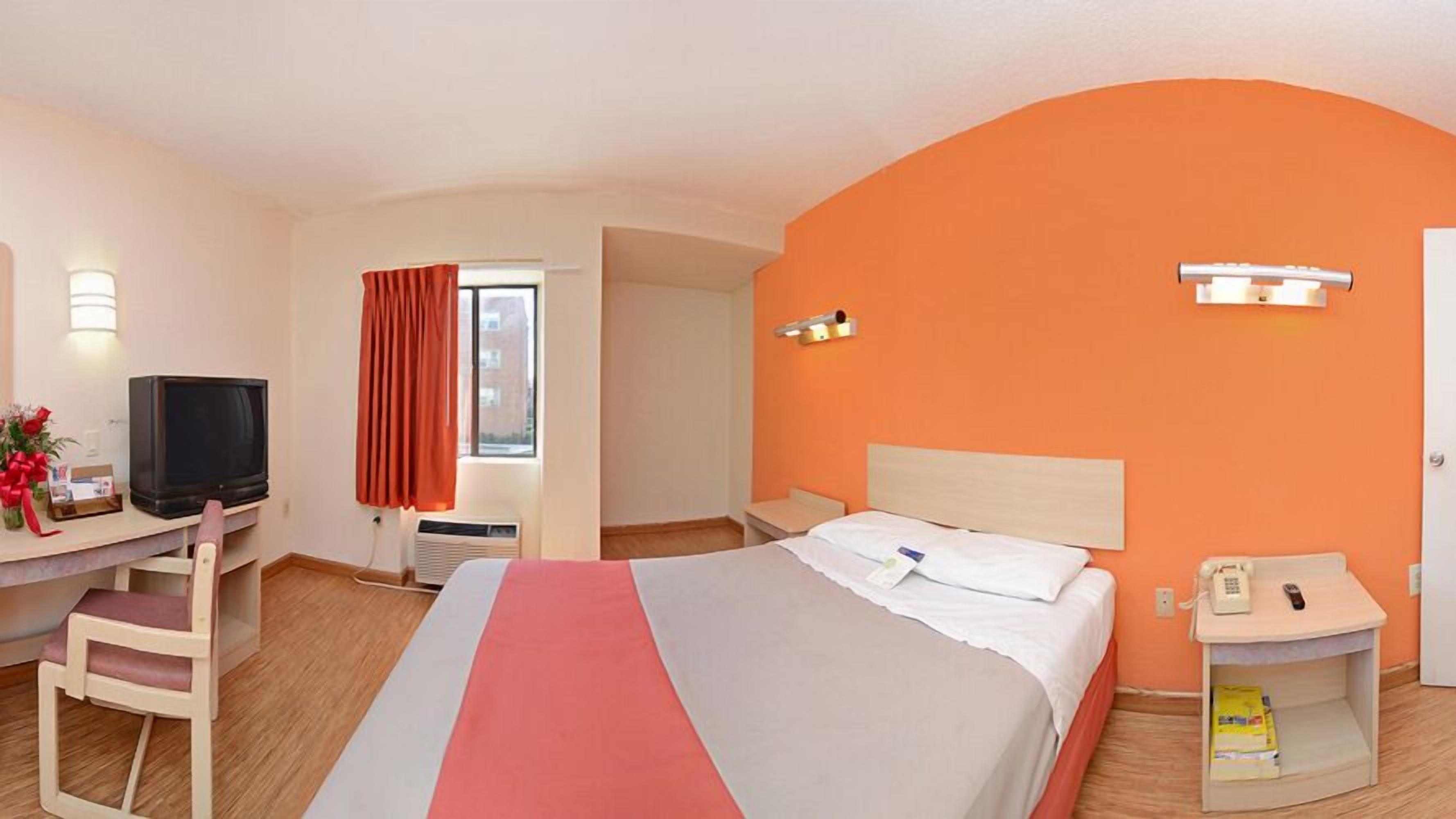 In-room safe, laptop workspace, blackout drapes, iron/ironing board