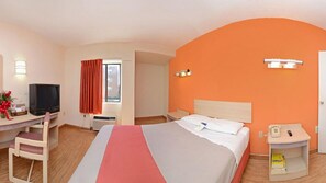 客房内保险箱、笔记本电脑工作区、遮光窗帘、熨斗/熨板