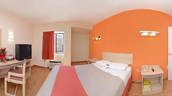 Caja de seguridad en la habitación y espacio para trabajar con laptop