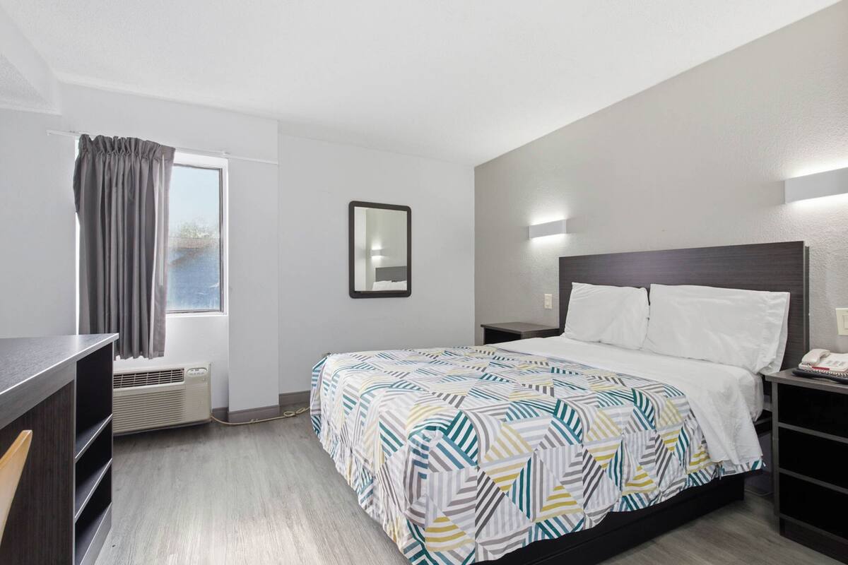 In-room safe, laptop workspace, blackout drapes