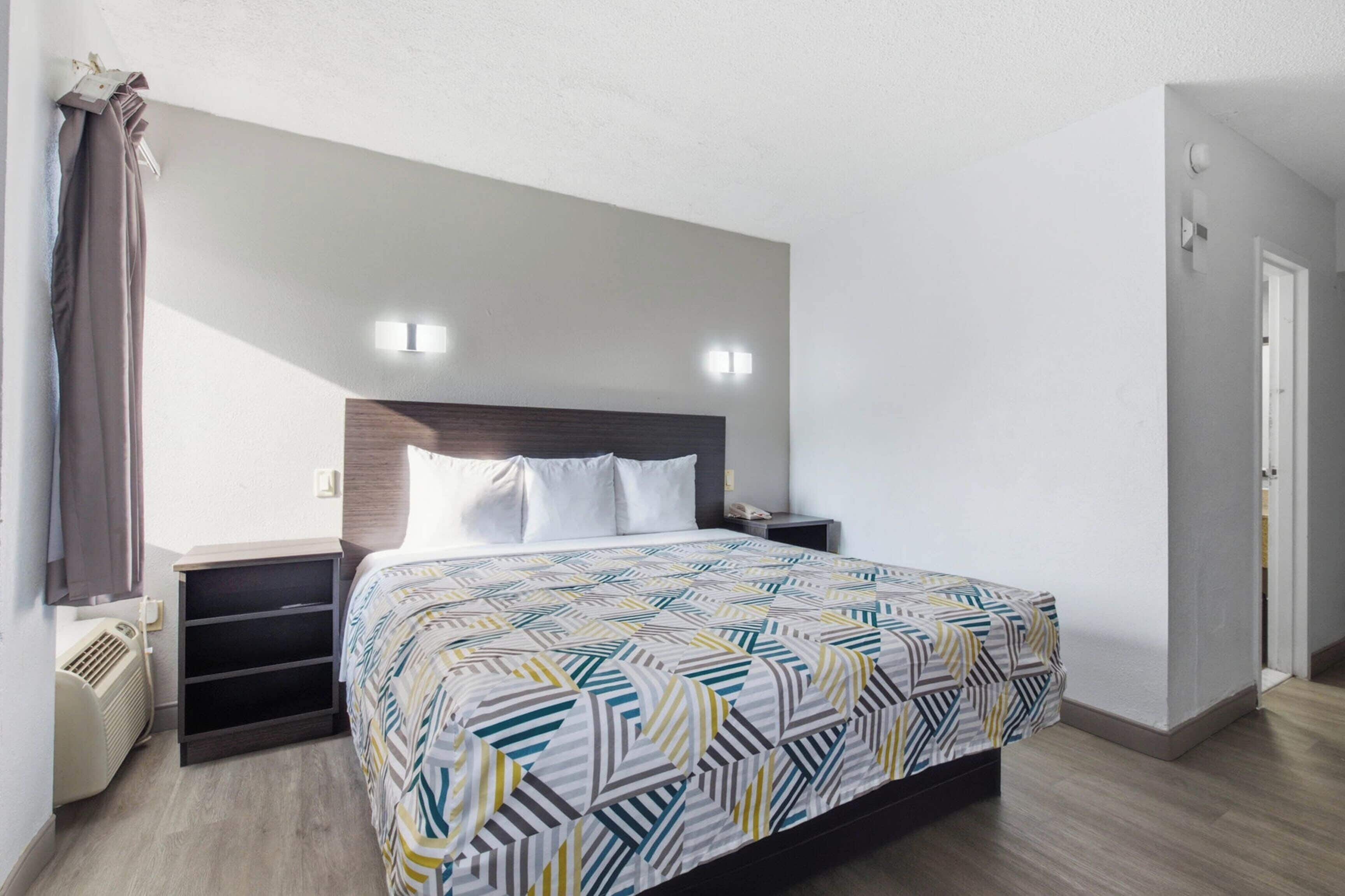 In-room safe, laptop workspace, blackout curtains
