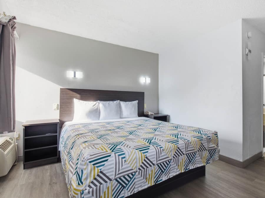 Caixa forta a l'habitació i espai de treball apte per a portàtils