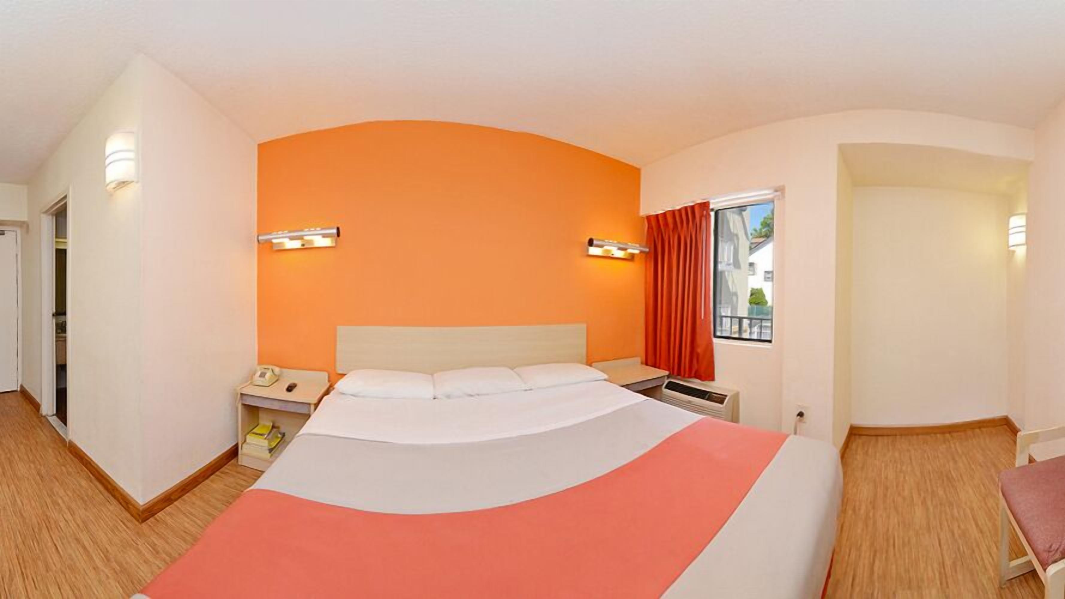 In-room safe, laptop workspace, blackout drapes, iron/ironing board