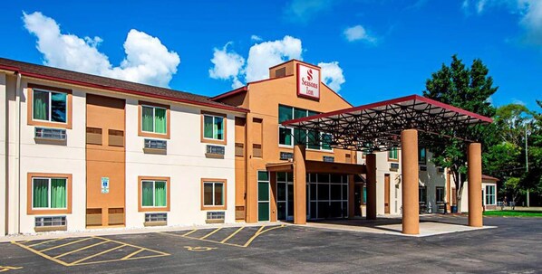 A Seasons Inn hotel with a covered entrance, multiple windows, and a parking lot.
