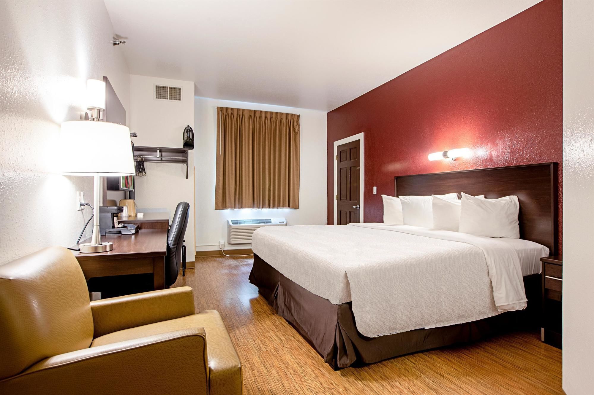 豪華單人房, 1 張特大雙人床, 非吸煙房 | 書桌、熨斗/熨衣板、折疊床/加床、免費無線上網