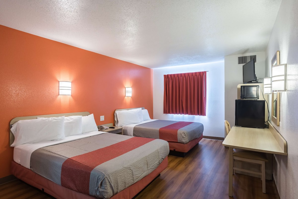 Escritorio, wifi gratis, ropa de cama y despertador