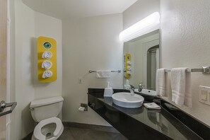 Combined shower/tub, towels