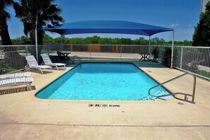 Outdoor pool - Motel 6 San Antonio, TX - Downtown - Alamo Dome (San Antonio)