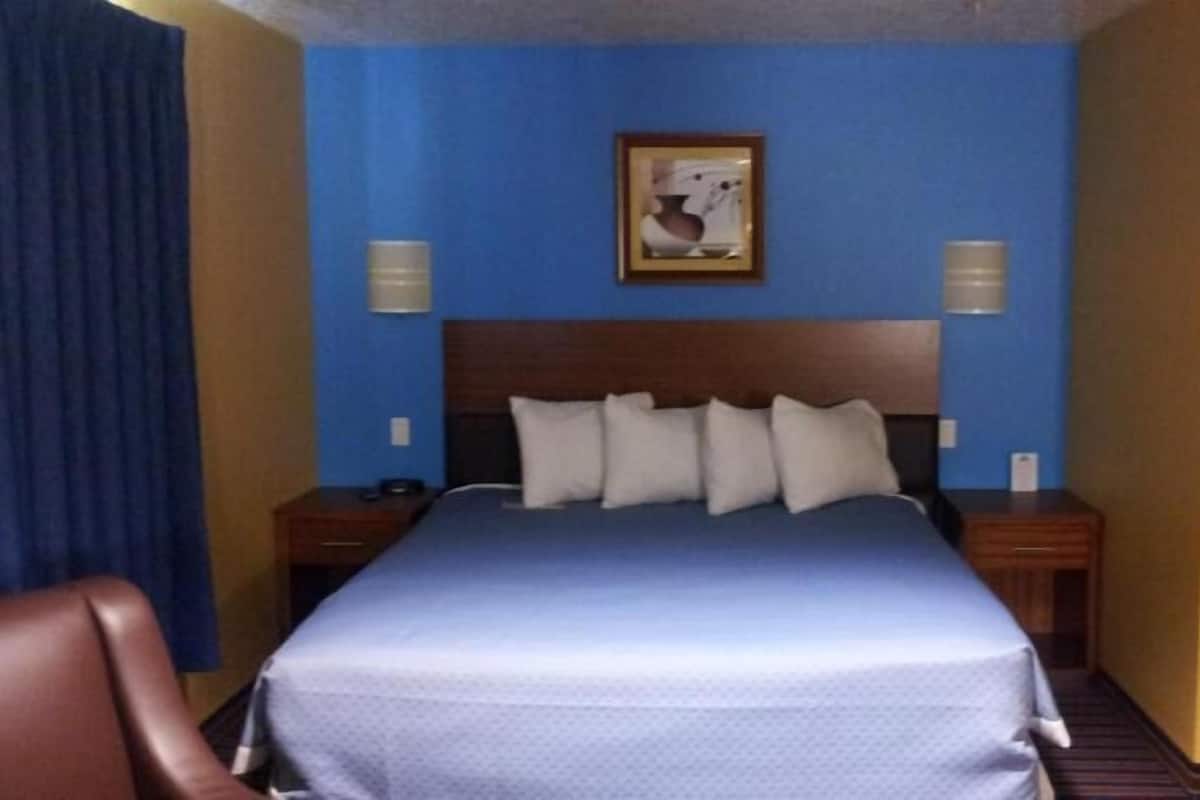 1 bedroom, desk, laptop workspace, soundproofing