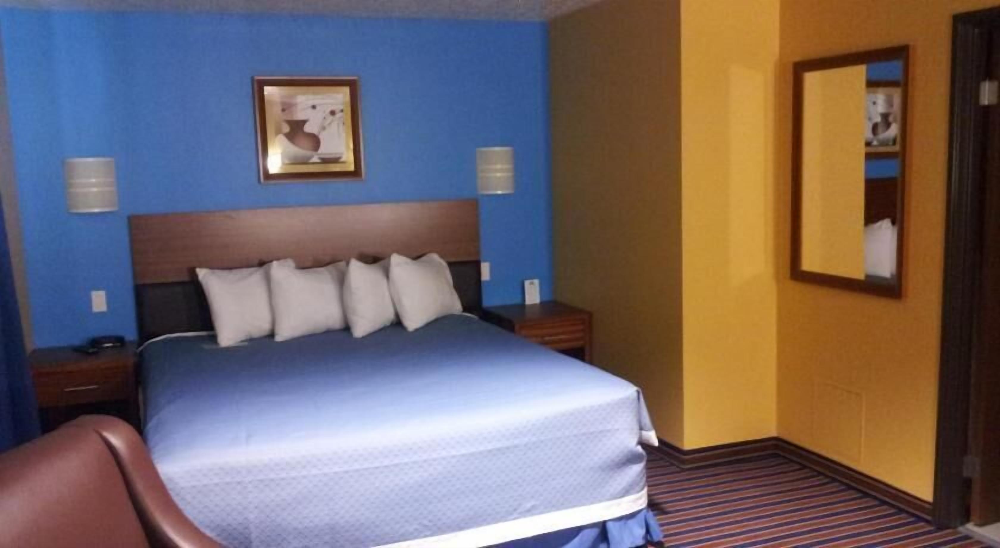 1 bedroom, desk, laptop workspace, soundproofing