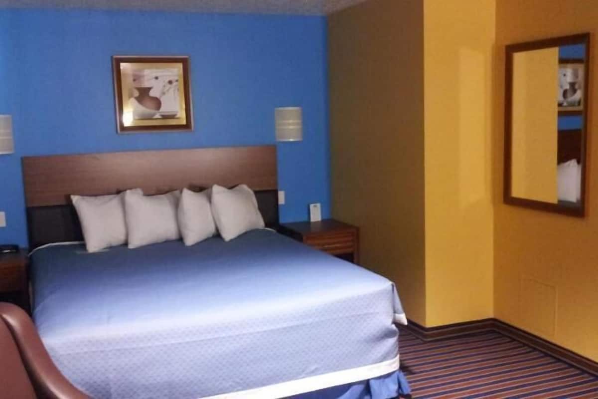 1 bedroom, desk, laptop workspace, soundproofing