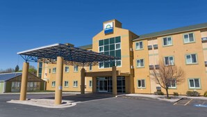 A Days Inn hotel with a covered entrance, multiple windows, and a parking lot. - Days Inn by Wyndham Vernal (Vernal)