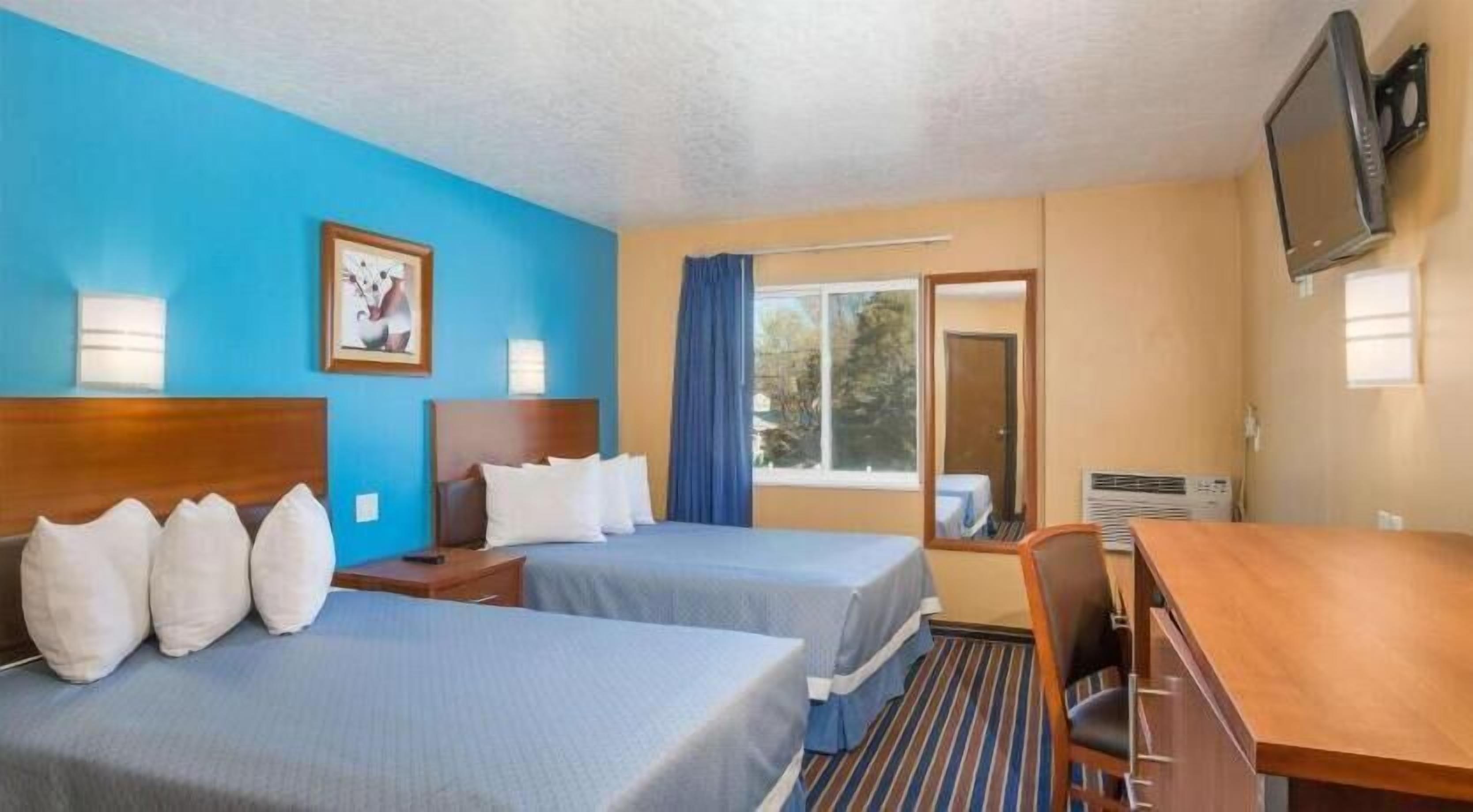 1 bedroom, desk, laptop workspace, soundproofing