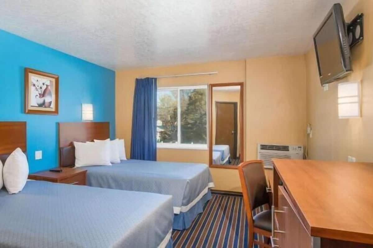 1 bedroom, desk, laptop workspace, soundproofing