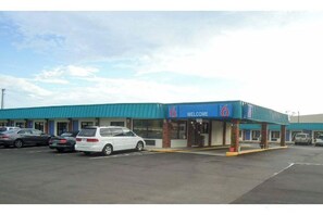 Unclassified image, 4 of 6, button - Motel 6 Columbus, MS (Columbus)