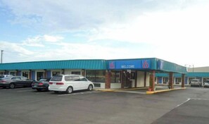 Unclassified image, 4 of 6, button - Motel 6 Columbus, MS (Columbus)