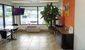 Unclassified image, 3 of 6, button - Motel 6 Columbus, MS (Columbus)