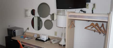Standard Room, 1 Queen Bed, Non Smoking | Desk, blackout drapes, rollaway beds, free WiFi