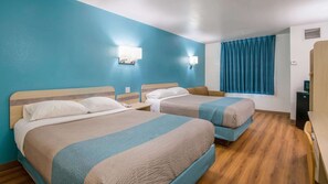 Escritorio, wifi gratis, ropa de cama y despertador