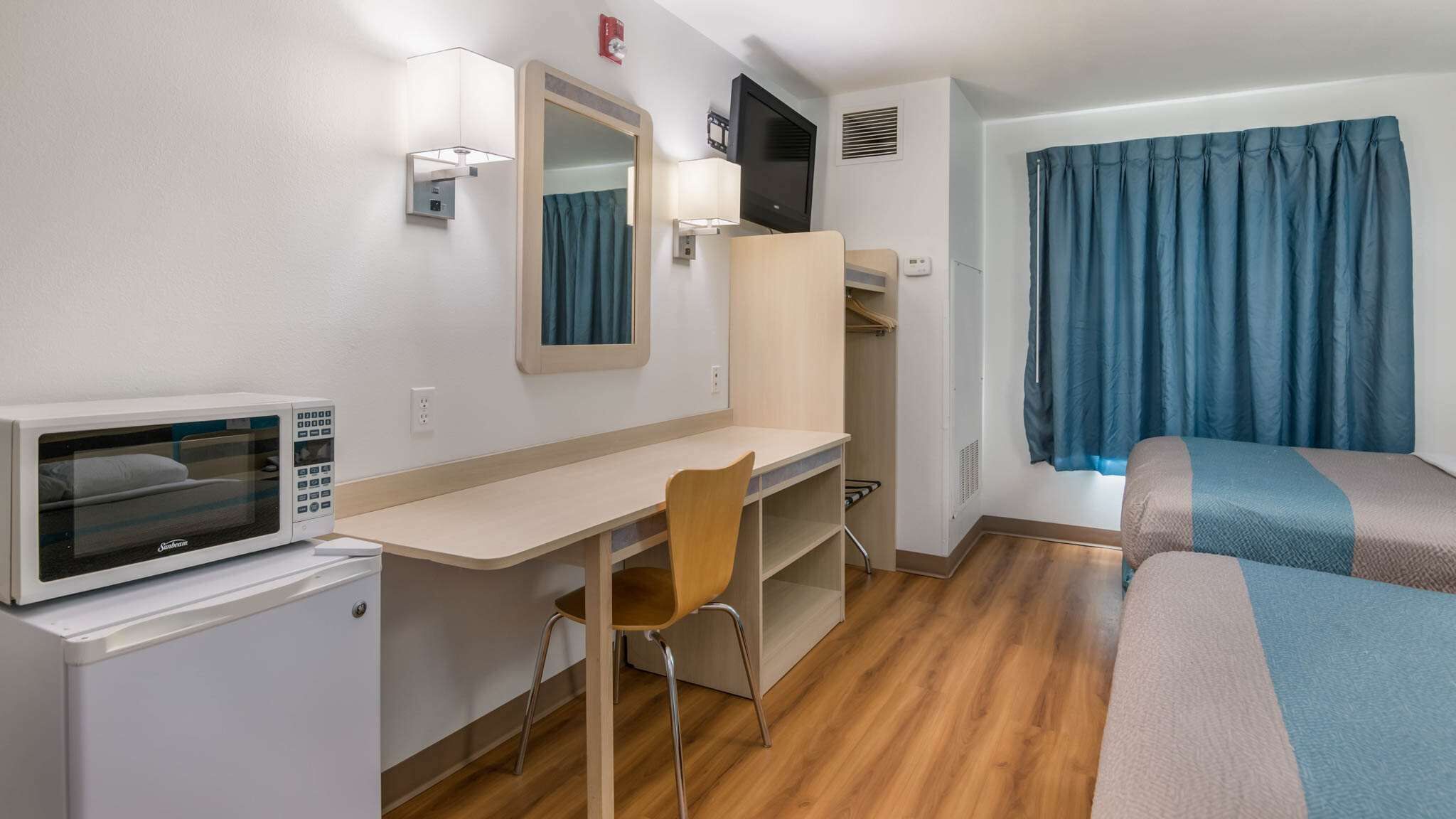 Bàn, truy cập Internet không dây miễn phí, bộ trải giường 