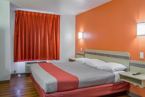 Minibar, desk, iron/ironing board, free WiFi - Motel 6 Redmond, OR (Redmond)