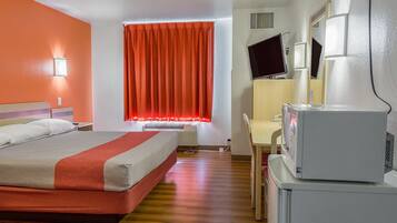 Minibar, escritorio, tabla de planchar con plancha y wifi gratis
