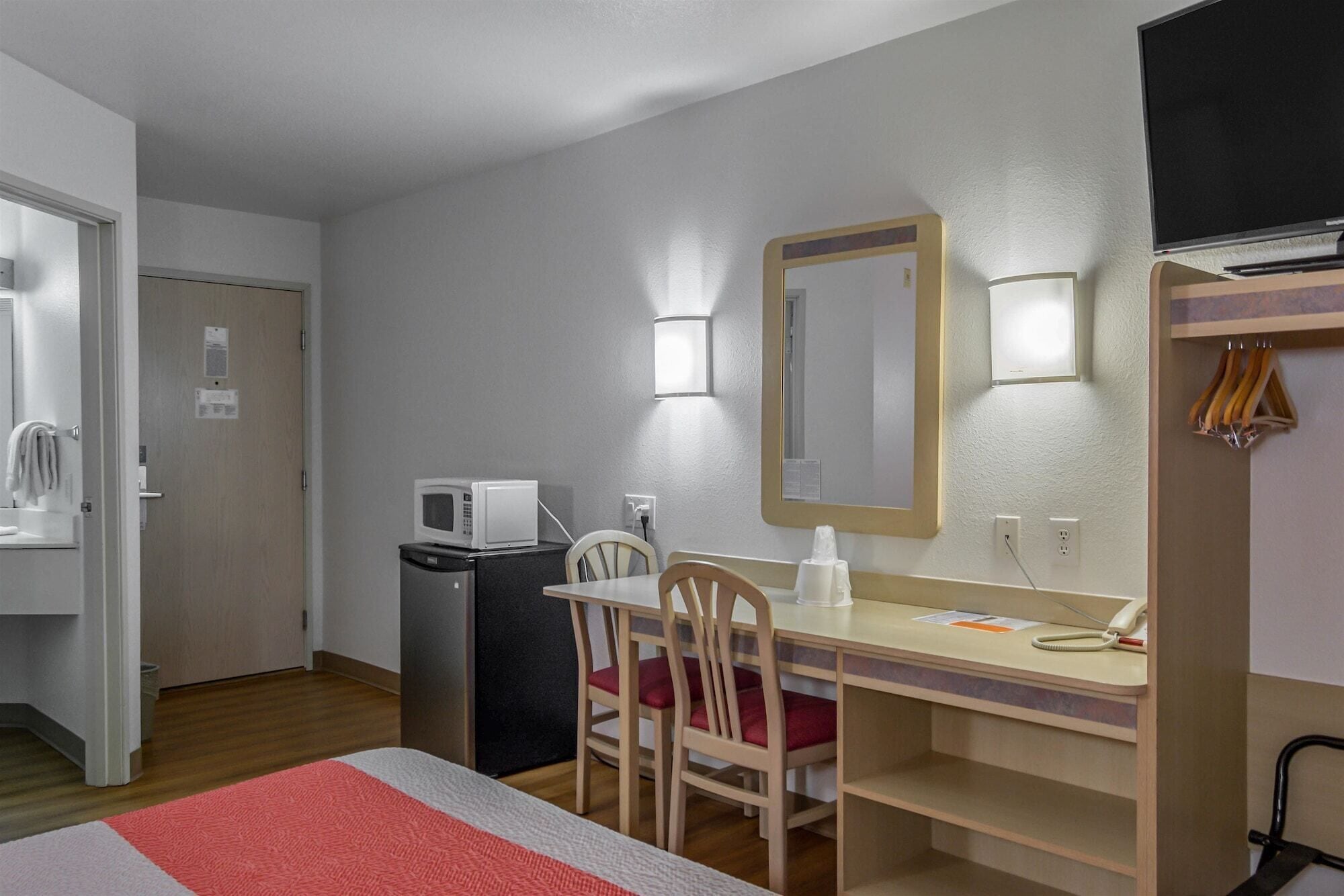 Minibar, escritorio, tabla de planchar con plancha y wifi gratis 