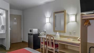Minibar, escritorio, tabla de planchar con plancha y wifi gratis