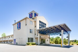 Front of property - Motel 6 Statesville, NC (Statesville)