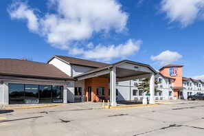 Property entrance - Motel 6 Waterloo, IA (Waterloo)