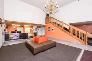 Lobby sitting area - Motel 6 Waterloo, IA (Waterloo)