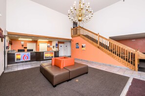 Lobby sitting area - Motel 6 Waterloo, IA (Waterloo)