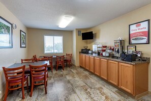 Free daily continental breakfast - Econo Lodge Belle Fourche (Belle Fourche)