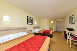 Standard Room, 2 Queen Beds, Non Smoking | Living area | Flat-screen TV - Econo Lodge Belle Fourche (Belle Fourche)
