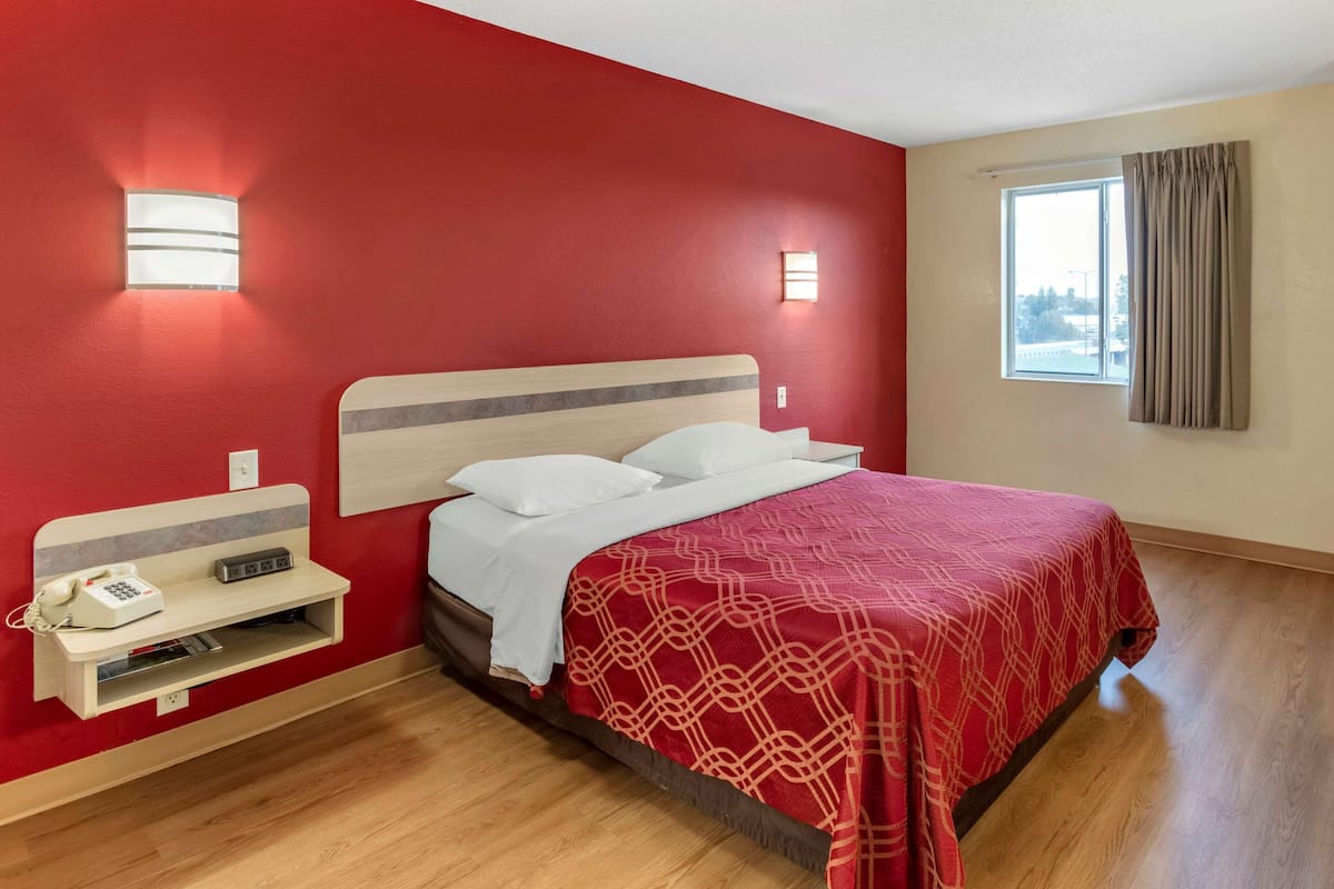 Desk, free WiFi, bed sheets