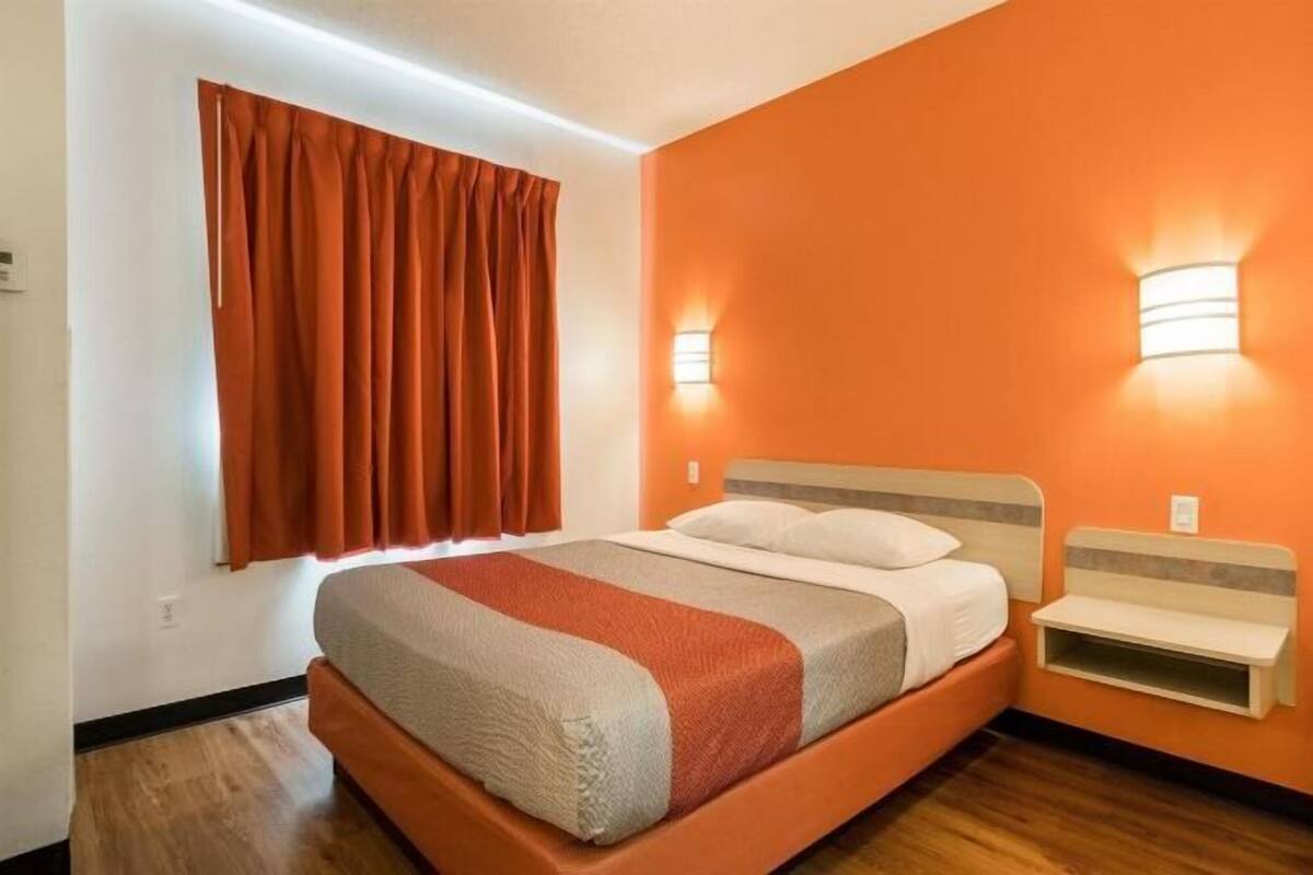 Kostenloses WLAN, Bettwäsche, Wecker