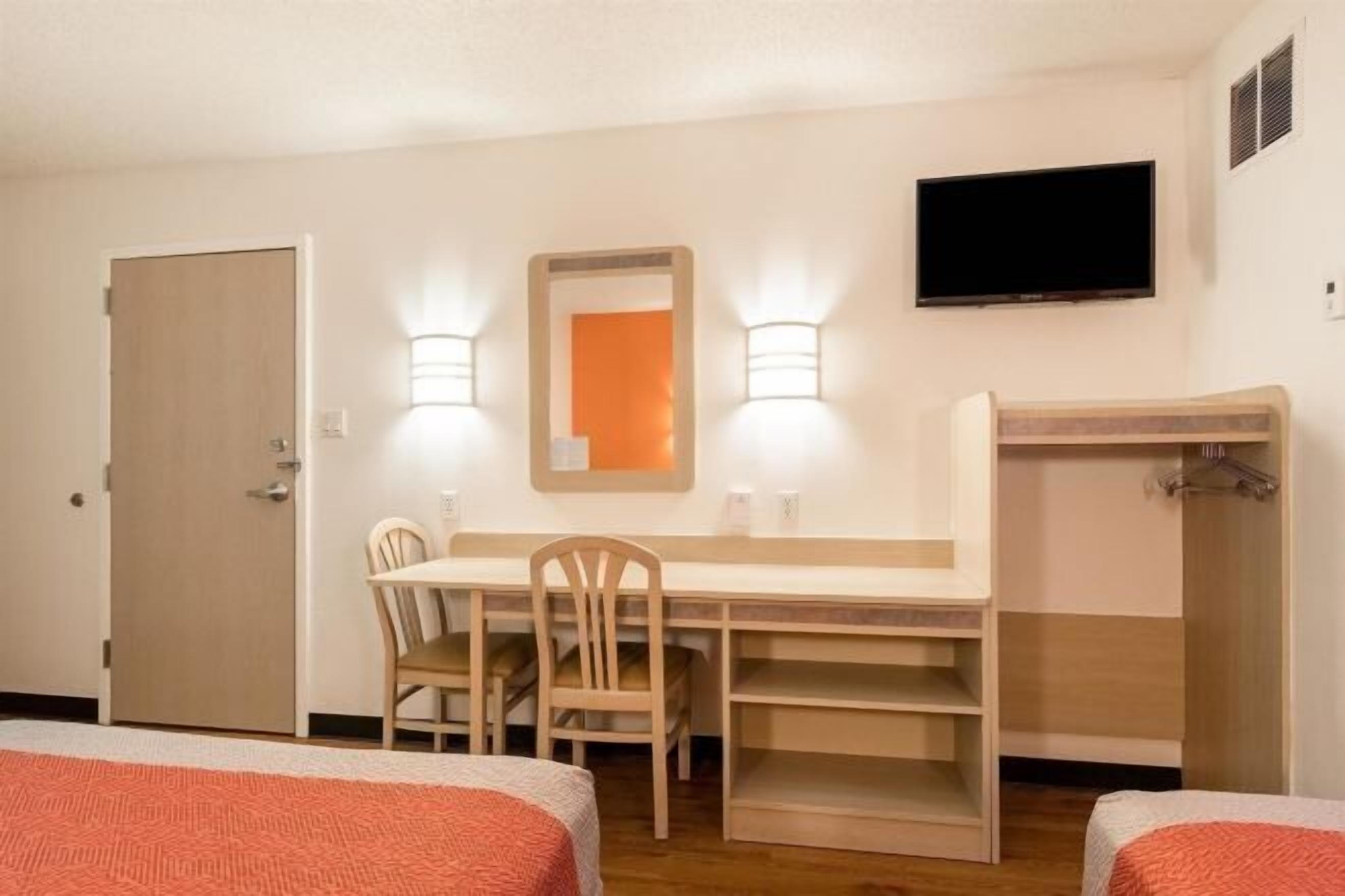 Kostenloses WLAN, Bettwäsche, Wecker