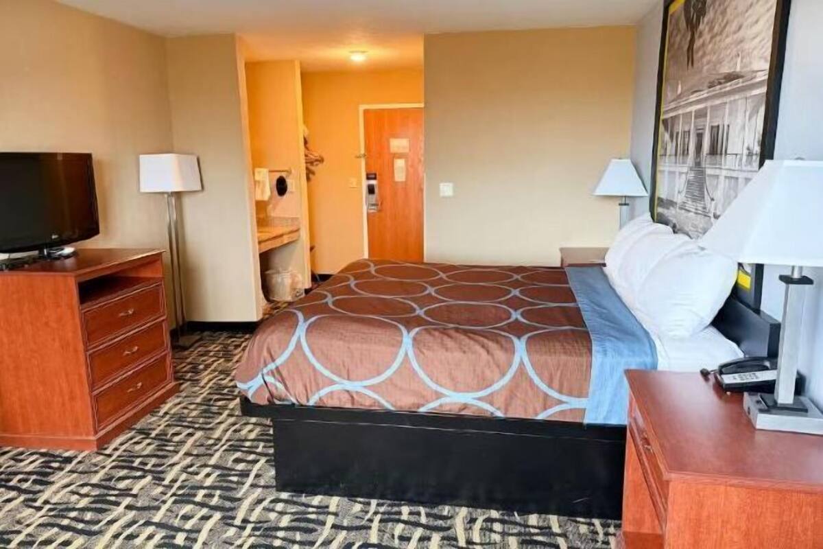 Desk, free WiFi, bed sheets