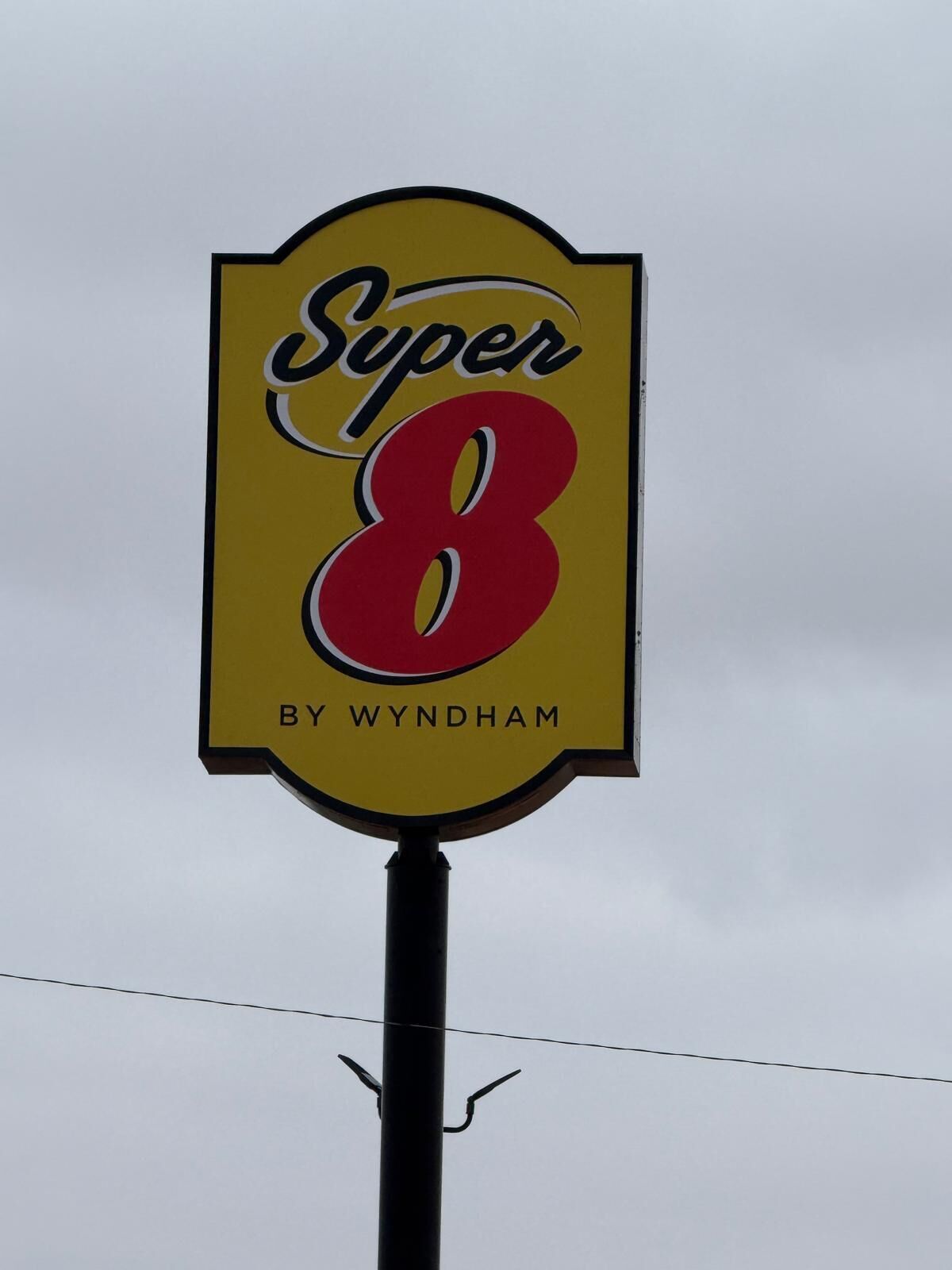Une enseigne portant l’inscription « Super 8 by Wyndham ».