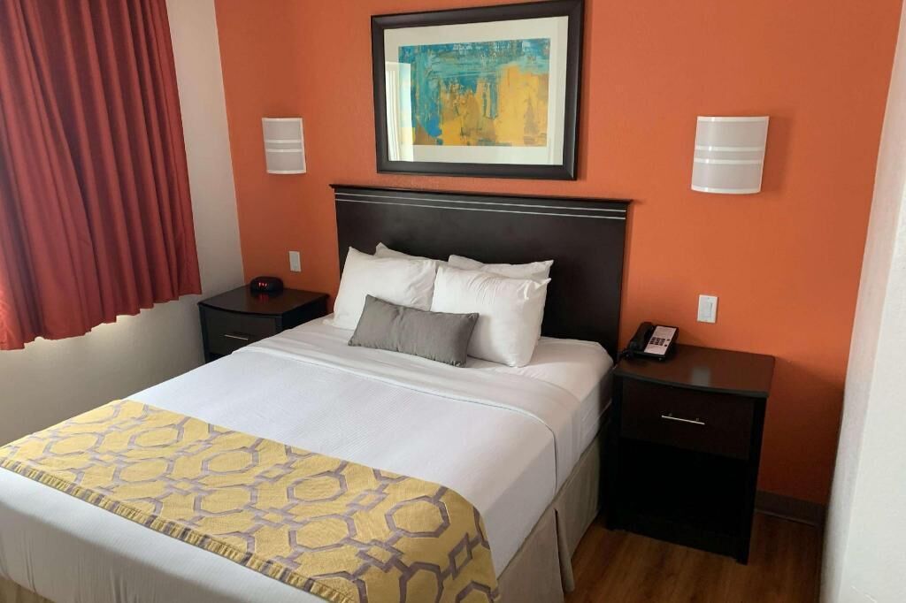 Wifi gratis, ropa de cama, despertador