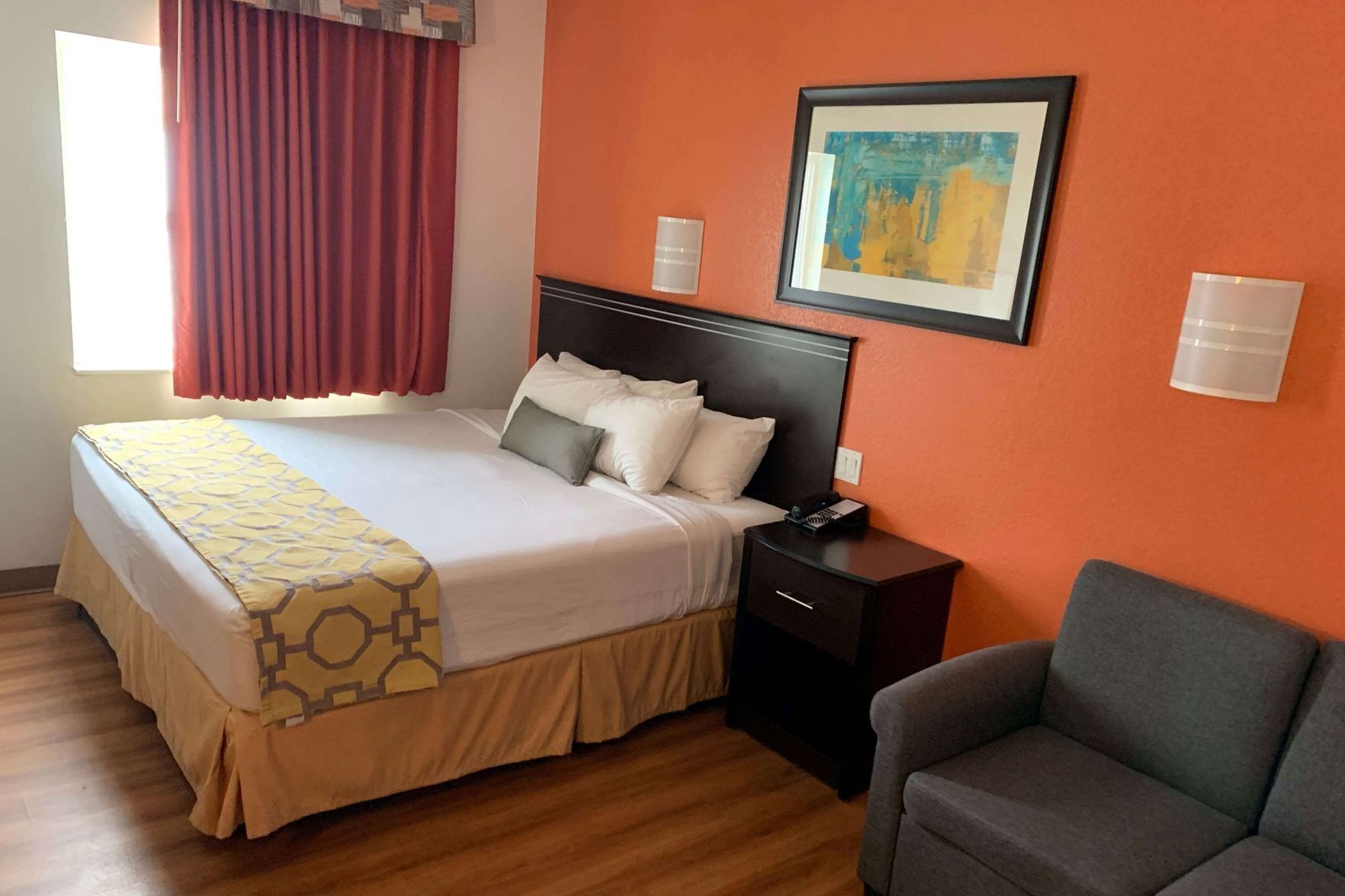 Wifi gratis, ropa de cama, despertador